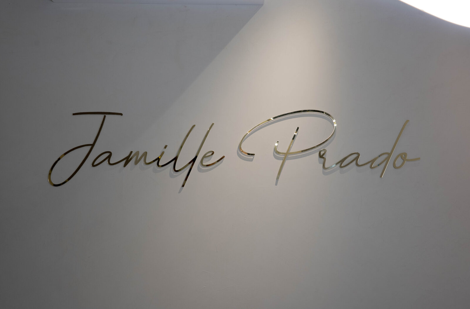 Detalhe da marca Jamille Prado na parede da clínica